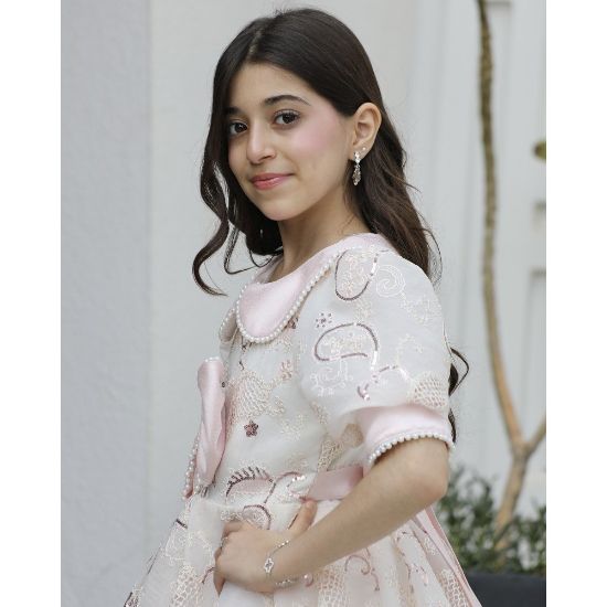 صورة فستان بناتي وردي بفيونكة لؤلؤ وأكمام مرصعة | حين تلتقي الرقة بالفخامة - 1183